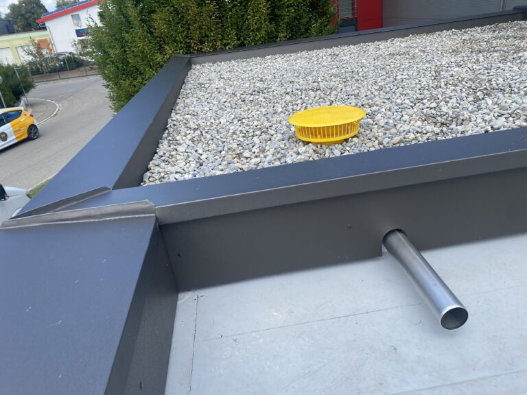 Flachdach mit Kiesschüttung, Attikablech und Notüberlauf
