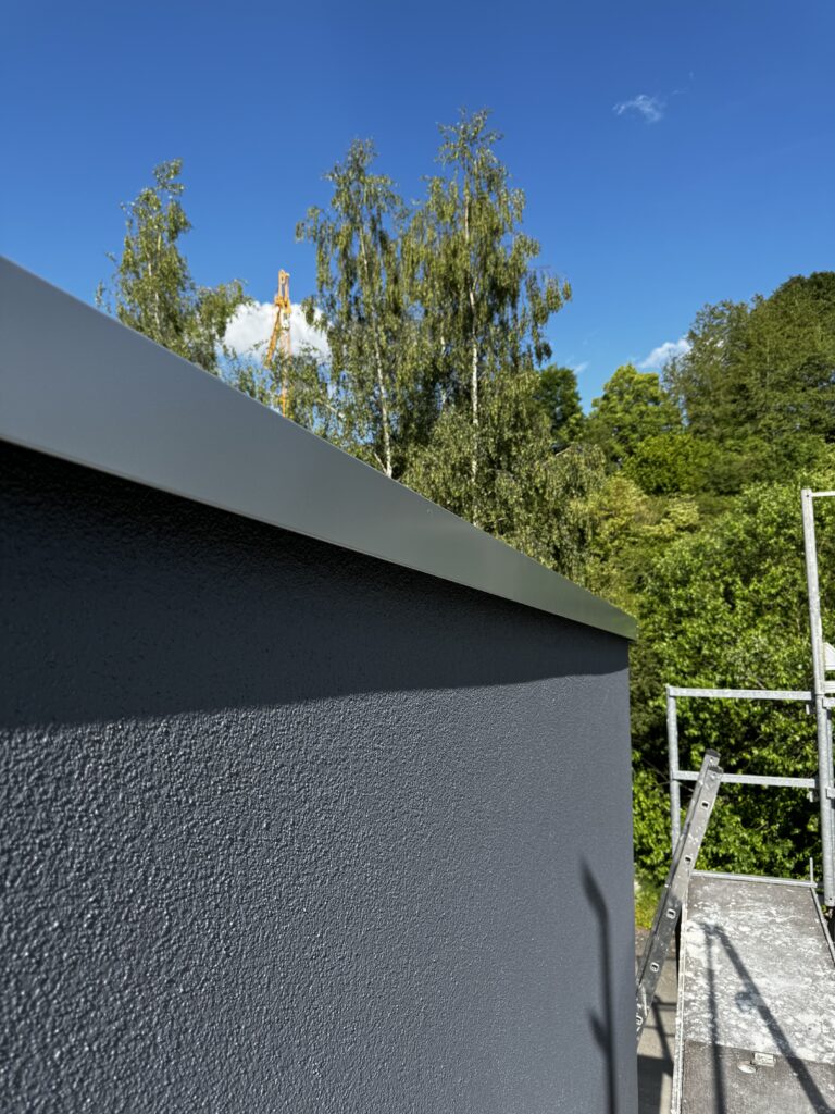 Dachrand mit Metallverkleidung und Gerüst