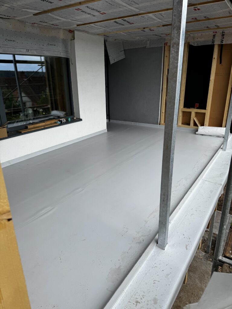 Balkon mit neuer Flüssigkunststoff-Beschichtung