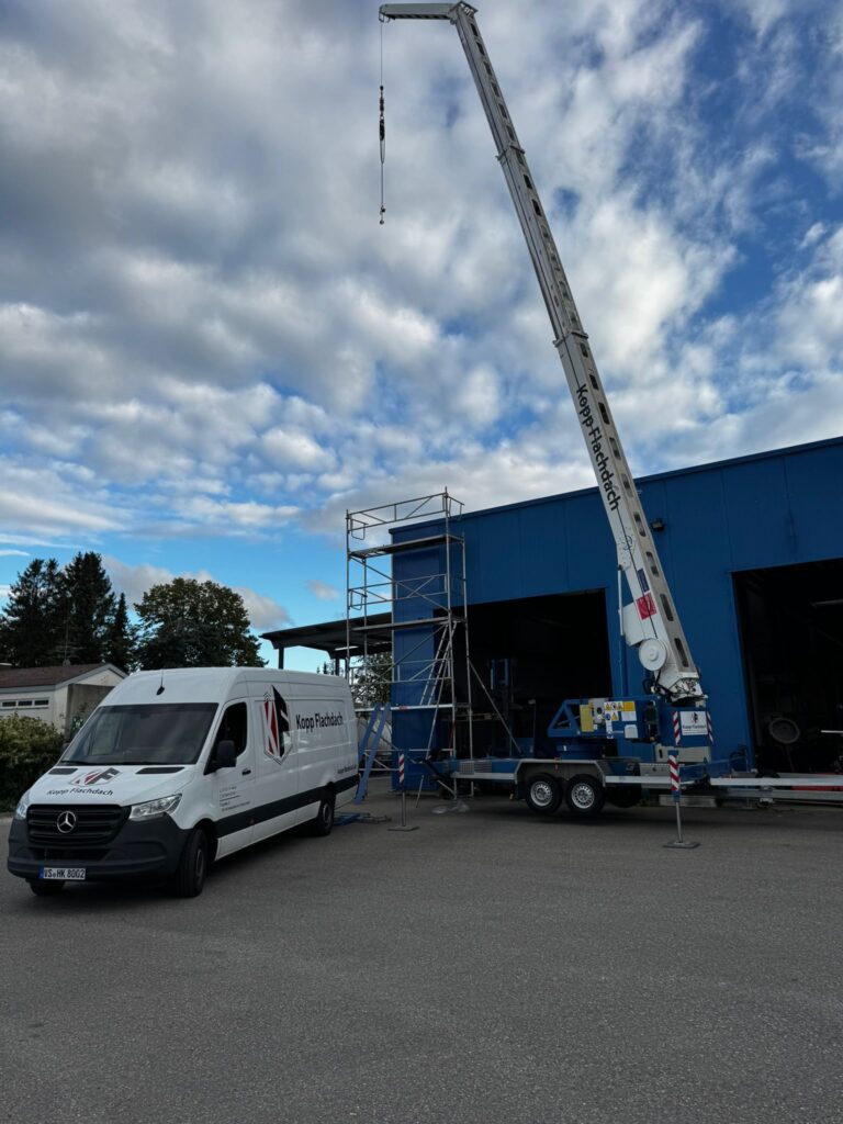 Kopp Flachdach Transporter und Kran auf der Baustelle