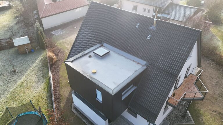 Flachdach auf einem Anbau, Luftaufnahme