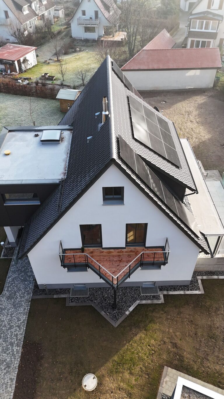 Balkon und Flachdach an einem Einfamilienhaus, Luftaufnahme