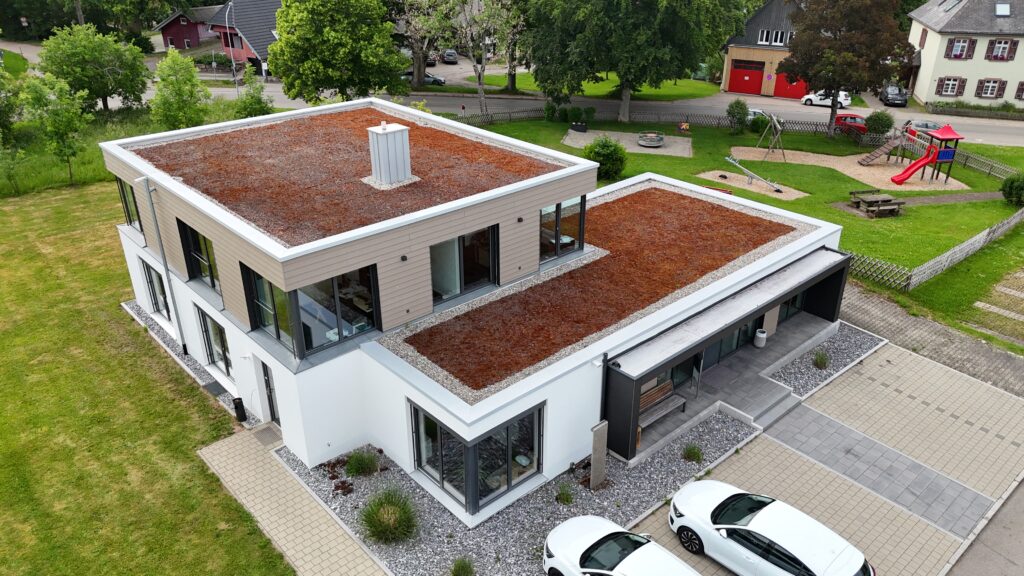 Modernes Wohnhaus mit mehreren Flachdächern, Luftaufnahme