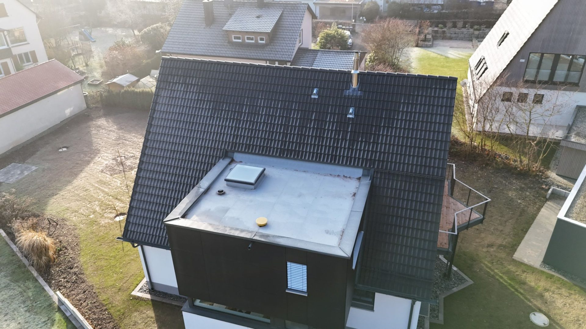 Flachdach auf einem Anbau aus der Vogelperspektive