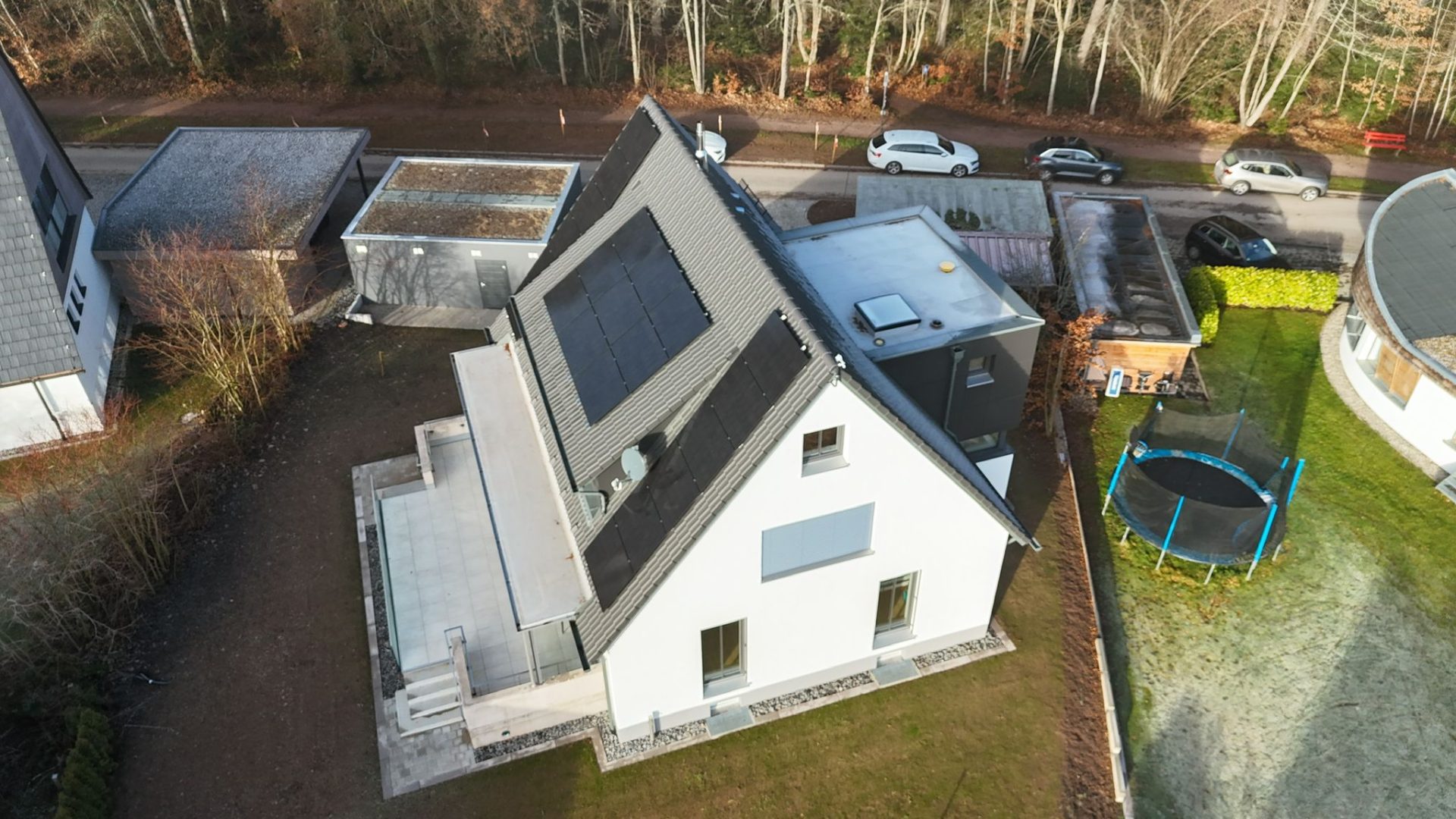 Flachdach-Anbau an einem Wohnhaus mit Photovoltaikanlage, Luftaufnahme