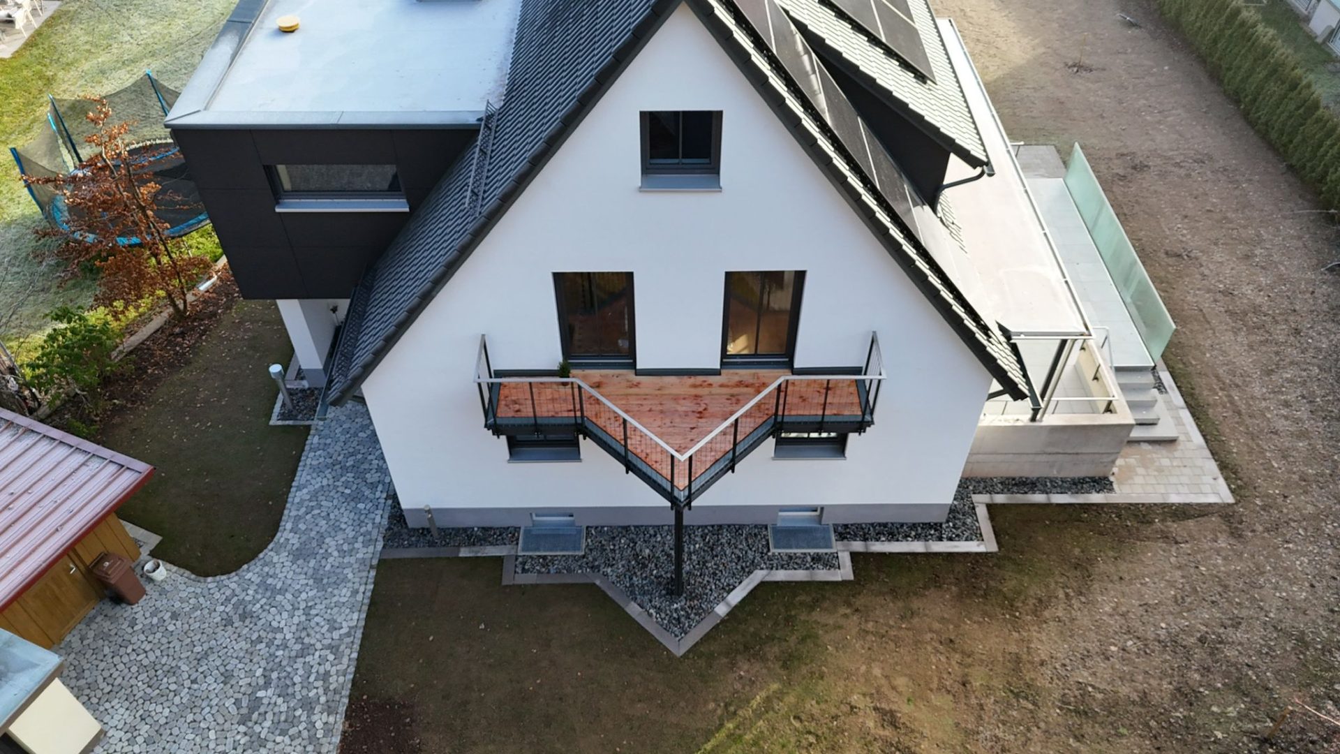 Einfamilienhaus mit abgedichtetem Balkon aus der Vogelperspektive
